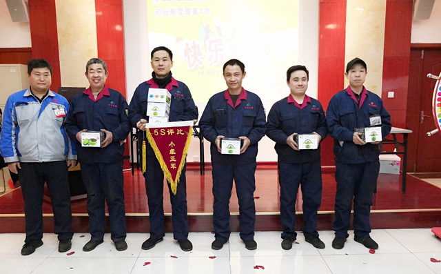 為5S管理PK冠軍及5S標兵人員頒獎。 為5S管理PK冠軍及5S標兵人員頒獎。