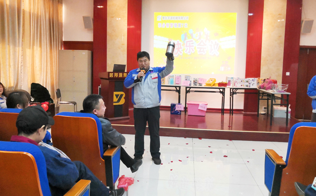 在拍賣師同事的帶領(lǐng)下全體員工進行物品競拍 在拍賣師同事的帶領(lǐng)下全體員工進行物品競拍