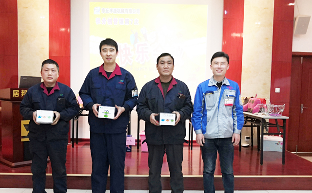 為2月份車間積分前3名及管理積分第1名獲獎人員頒獎 為2月份車間積分前3名及管理積分第1名獲獎人員頒獎