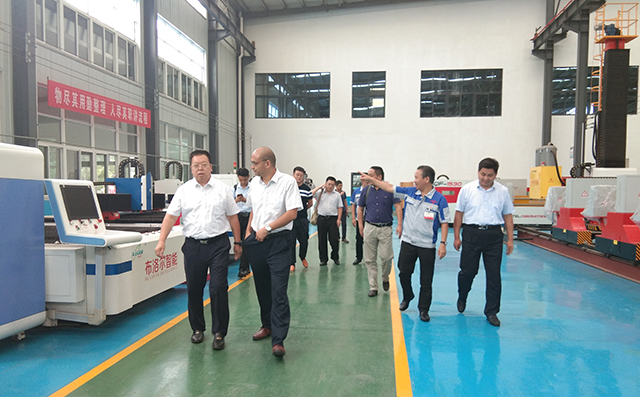 在集團董事長景奉國的引領下大家對公司進行了參觀。 在集團董事長景奉國的引領下大家對公司進行了參觀。