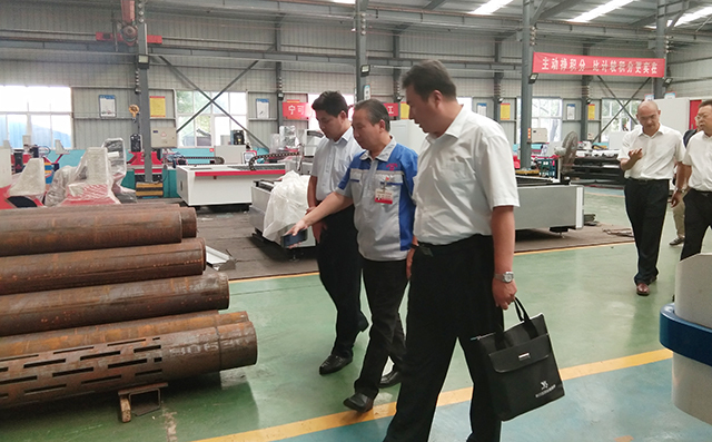 在集團董事長景奉國的引領下大家對公司進行了參觀。 在集團董事長景奉國的引領下大家對公司進行了參觀。