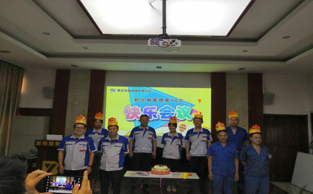 在歡聲笑語中，游戲接近了尾聲。蛋糕上場，生日歌響起，我們一起給公司的同事過生日。