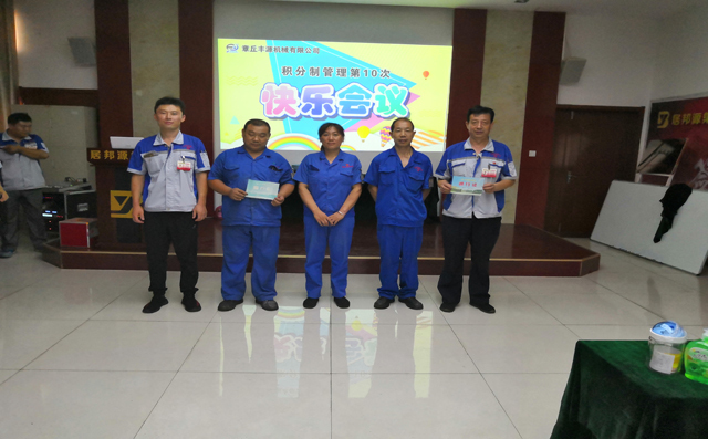 公司為員工們頒發車輛通行證。